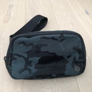 Lululemon Everywhere Belt Bag Camo